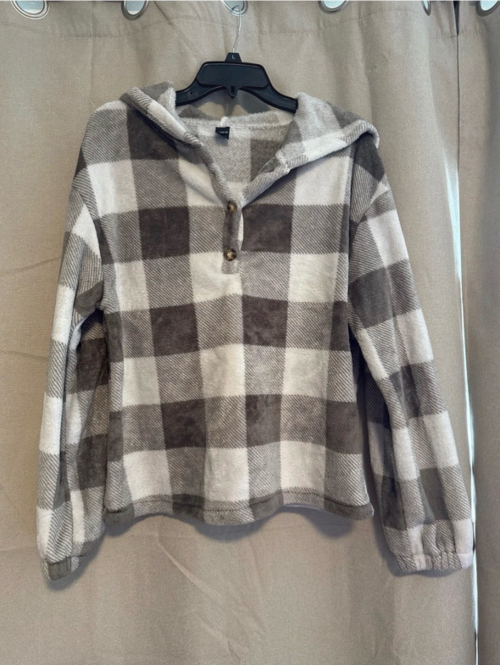 Cozy Hooded Plaid Pullover Sweater - Gray & White